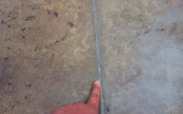 环氧地坪涂装时对混凝土伸缩缝的进行处理的方